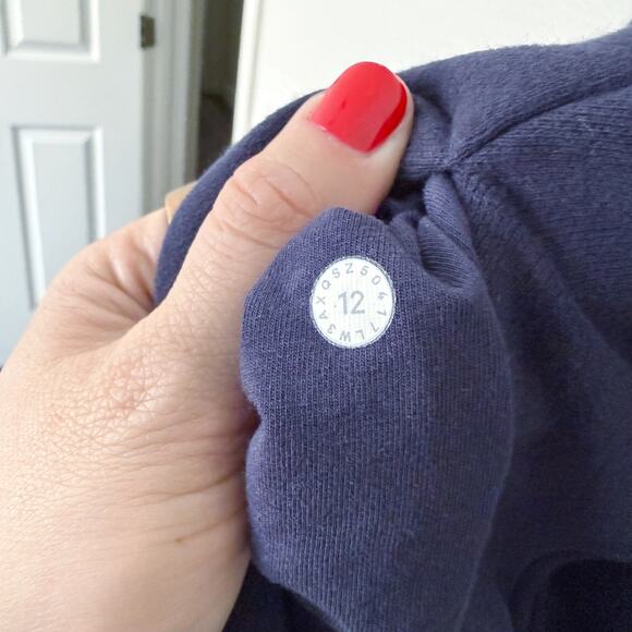 [Lululemon] Midnight Navy Blue Floral Flock Pullover Sweatshirt Thumbholes Sz 12 - Picture 11 of 11